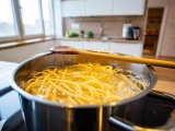 Articoli: Perché mettere un cucchiaio di legno sopra la pentola per la pasta funziona veramente