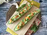 Barchette di cetriolo con riso, salmone affumicato, avocado e menta