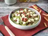 Pasta fredda con pesto di rucola, pomodorini e mozzarella: la ricetta estiva fresca e veloce