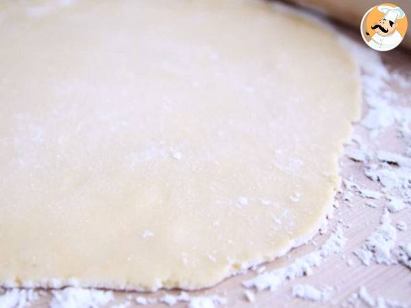 Pasta brisée, la ricetta facile per preparare gustose torte salate - Preparazione tappa 3