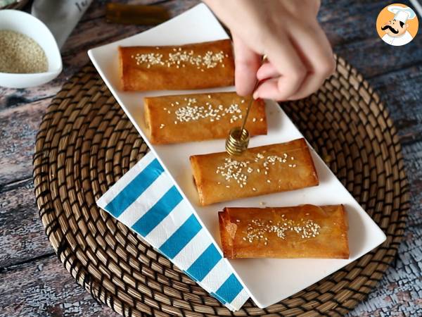 Feta Saganaki al forno: la ricetta greca con pasta fillo, feta e miele - Preparazione tappa 6
