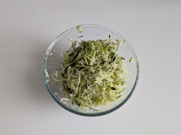 Muffin alle zucchine in friggitrice ad aria: la ricetta leggera e soffice - Preparazione tappa 1