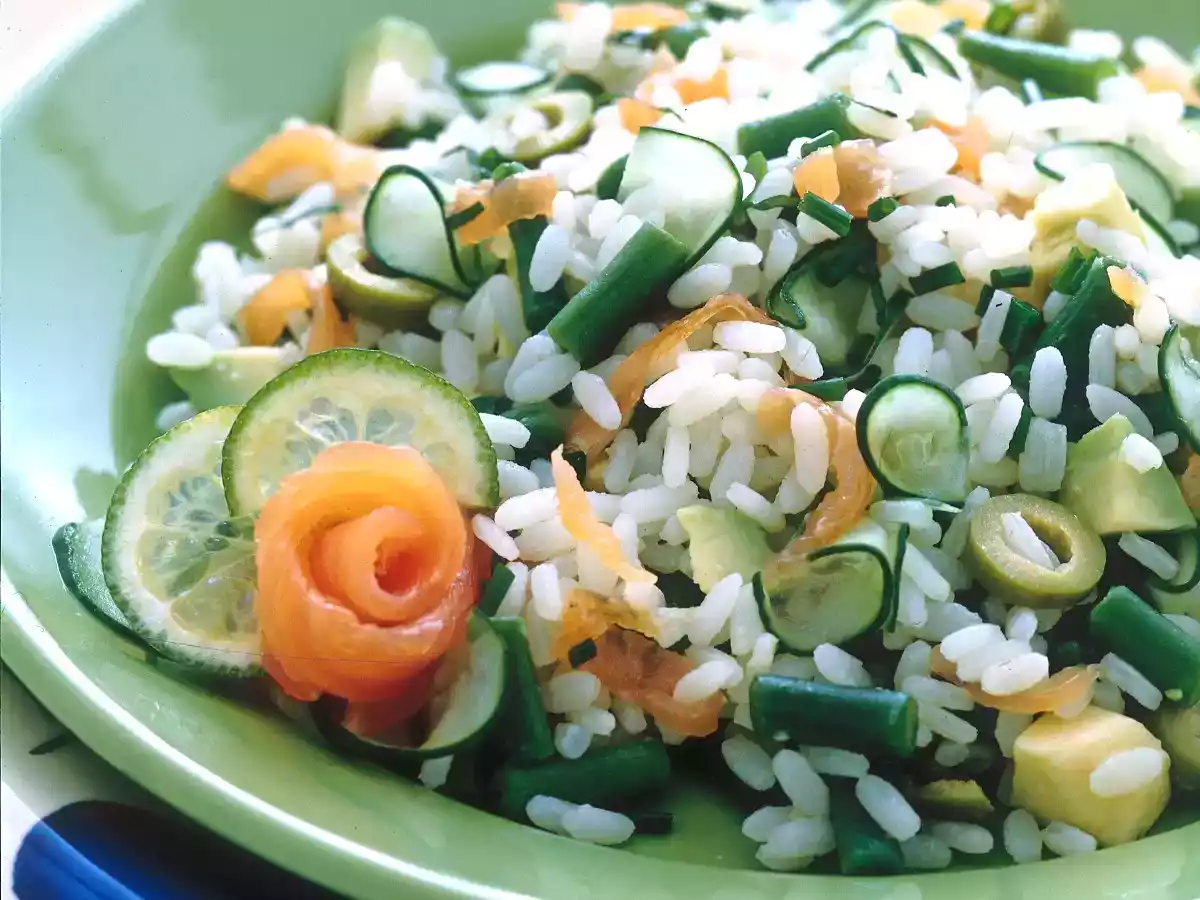 Insalata di riso al salmone: fresca, leggera e perfetta per l’estate