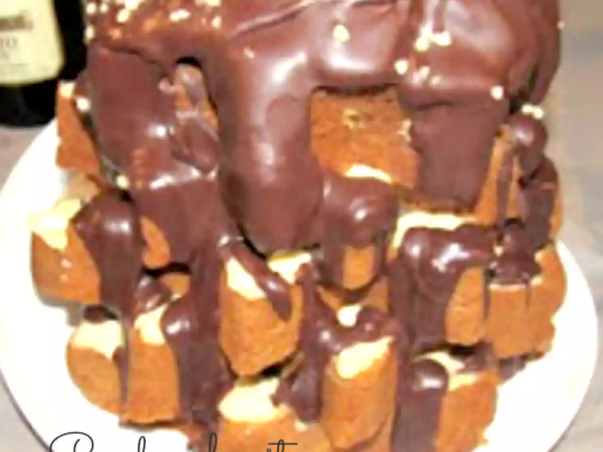 Pandoro farcito con crema pasticcera ricoperto di nutella e granella di nocciole